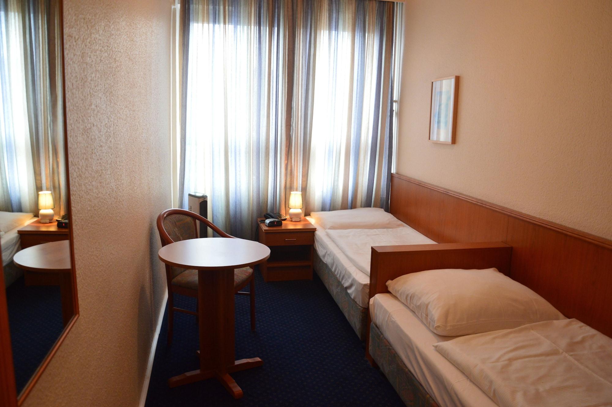 Hotel Mercedes/Centrum Hamburg-Harburg Exteriör bild