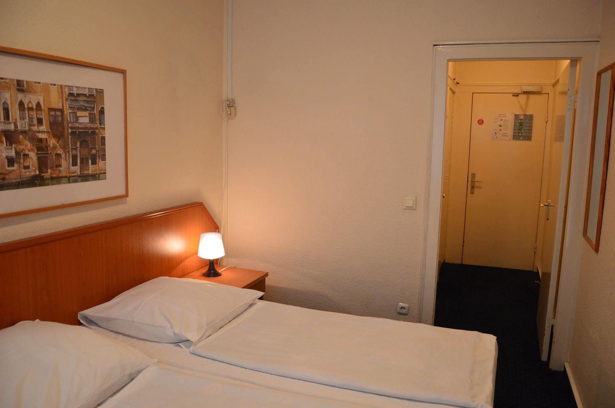 Hotel Mercedes/Centrum Hamburg-Harburg Exteriör bild